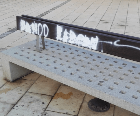 Las pintadas han aparecido sobre bancos, papeleras y panales publicitarios (Foto TA).